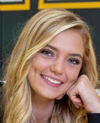 Abigail Barth's Instagram, Twitter & Facebook