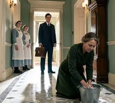 I came home early to surprise my wife, eight months pregnant, and found her on her knees scrubbing the floor while my employees watched. – TIN MOI