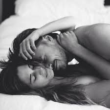 صور قبلات ساخنة على السرير اجمل الصور المثيرة والساخنة لقبلات الزوجين كيوت