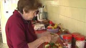 La tiella di agnello al forno con patate è di tradizione per il pranzo pasquale e non solo. Nonna Stella Lezione 23 Agnello Al Forno Con Patate Youtube