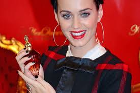 Katy Perry stellt vor einer kreischenden Teenie-Kulisse in  Douglas-Parfümerie ...