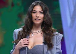 She moved to istanbul with her mother and sister because her parents separated. Demet Ozdemir In Paylasimi Sosyal Medyada Olay Oldu