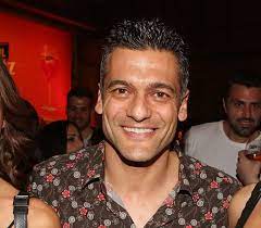 Ο στέλιος κρητικός έχει γεννηθεί στη ρόδο όμως εδώ και πάρα πολλά χρόνια ζει και εργάζεται στην αθήνα. Stelios Krhtikos Sthn Koyzina Toy Spitioy Toy Me Ton Gio Toy Arh Fthis Gr