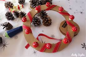 Les couronnes de noël qui décorent les portes. Couronne De Pommes De Pin Diy Lucky Sophie Blog Famille Voyage