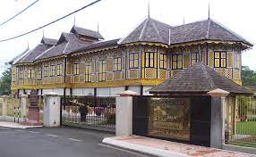 It sits at the downstream of kangsar river where it joins the perak river. Istana Kenangan Royal Museum Front Side View The Building Without Single Nail Kuala Kangsar Mapio Net