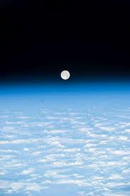 صورة للقمر وافق الارض التقطها رائد فضاء روسي قبل عودته إلى الارض color of life space photography views