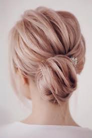We've gone back to easy and breezy wedding hair here and this look screams bohemian, a super simple and romantic way to wear your hair with, once again, the simple addition of some floral beauties. Stunning Medium Hair Updos For Romantic Mood Pictu Hairs London