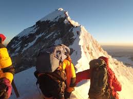 Mount everest sits right at the border between nepal and tibet. Dead Bodies Remain On Mount Everest Because It S Dangerous To Get Them