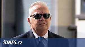 Ať vrátí plat, vyzvala BBC moderátora zatčeného kvůli dětské pornografii