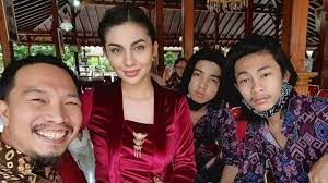 Hal itu disampaikan kekasih ryuji utomo tersebut melalui instastory. Berprofesi Rocker Ini 6 Potret Damas Khalaf Adik Kandung Ariel Tatum Hot Liputan6 Com