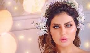 أدخلت الاعلامية الكويتية حليمة بولند ظهر أمس في حالةٍ طارئة إلى مستشفى رويال حياة حيث أنجبت مولودتها الأولى التي تتمتع بصحة جيدة رغم أنها قد ولدتها في شهرها السابع بعملية قيصرية. Ø­ÙÙÙØ© Ø¨ÙÙÙØ¯ ØªØ¤ÙØ¯ Ø¹ÙØ¯ØªÙØ§ Ø¥ÙÙ Ø²ÙØ¬ÙØ§ Ø§ÙØ£ÙÙ Ø¨Ø§ÙÙÙØ¯ÙÙ