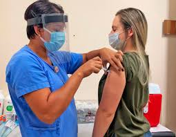 HCPA inicia imunização dos profissionais dos grupos prioritários