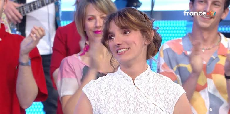 N'oubliez pas les paroles : La maestro Clara passe un cap dans l'émission  et dévoile son objectif ambitieux de gains