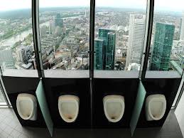 Blick Von Der Herrentoilette Im 49 Stock Der Commerzbank In Frankfurt Am Main Auf Die Umliegenden Banken Foto Toilette Frankfurt Am Main Herrin