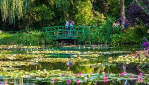 Einem blumengarten namens clos normand, der vor dem haus liegt, und einem japanisch inspirierten wassergarten auf der anderen straßenseite. Audioguide Besichtigung Von Giverny Und Des Museums Des Impressionismus Pariscityvision