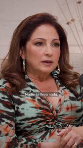 El éxito pasa, los premios se olvidan, lo que queda es lo que hiciste  sentir., En este cierre de semana, una lección sencilla y luminosa. La  felicidad está en lo que das, no en lo que acumulas., El ...