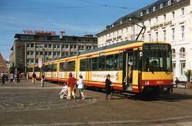 karlsruhe albtal avg ６軸２部連接のgt6 80cに中間車を組み込み８軸３部としたgt8 80c 中間車 の屋根縁にガラス窓を取り付けたパノラマ車もある 全車 duewag製 車両火災で一部廃車が出ている 写真はgt6 80cを後部に併結し重連運転しているところ ニュルンベルク