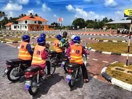 Berikut adalah senarai kadar bayaran lesen memandu merupakan satu dokumen rasmi yang memberi kebenaran kepada seseorang individu untuk mengendalikan sesebuah kenderaan. Lesen Memandu Motorsikal B2 B Arinah Holdings M Sdn Bhd
