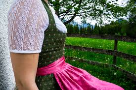 Dann nun muss ja nur noch die karte mit glückwünschen ideen für gelungene hochzeitswünsche & wünsche zur hochzeit. Dresscode Tracht Was Ziehe Ich Als Frau An Trachtenhochzeit