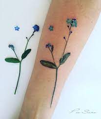 Ihr liebster stieg hinab, um die blume für sie zu pflücken, fiel dabei aber ins wasser, wurde fortgerissen und konnte ihr nur noch zurufen: Pis Saro Tatowiert Fotorealische Florale Muster Klonblog Tattoo Ideen Tattoo Vergissmeinnicht Vergiss Mein Nicht Tattoo