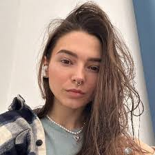 Ursula Dale's Instagram, Twitter & Facebook