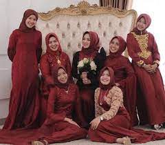 Contoh tema acara outbound untuk karyawan perusahaan agar dapat berkesan dan mendapatkan sebuah hasil acara yang dapat berguna untuk seluruh karyawan ketika dalam pelaksanaan pekerjaan atau. Brokat Kombinasi Warna Gold Dan Maroon Kebaya Brokat Hitam Gold Galeri Busana Dan Baju Muslim Kombinasi Warna Gold Dan Hijau Desain Minimalis