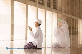 Jika solat berjemaah bersama keluarga yang terdiri daripada lelaki dan wanita iaitu suami, isteri, anak lelaki dan perempuan, maka kedudukannya adalah. Solat Jemaah Di Masjid Atau Rumah Lebih Afdal