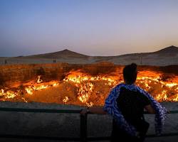 Imagine cu Gas turbines generating electricity at Darvaza gas crater