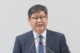 1905년 11월에 개최된 총회에서는 회장 이용구, 부회장 윤시병, 지방총장 송병준, 평의원장 홍긍섭(洪肯燮)을 선출하여 일본인 고문 모치츠키 류타로望月龍太郞와 함께 적극적인 친일활동을. Th30e4fylnpo7m