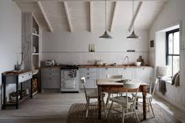 A concealed range hood can work in any style of kitchen and is especially appropriate when planning a contemporary streamlined kitchen. Kitchen Without Upper Cabinets Viskas Apie Interjera