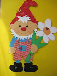 Fensterbild Tonkarton Wichtel Gustav Xxl Fruhling Sommer Herbst Basteln Fruhling Fensterdeko Basteln Fruhling Kinder
