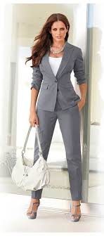 Traje Dama Panosundaki Pin
