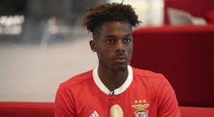 Nuno albertino varela tavares ( lisboa, 26 de janeiro de 2000) é um futebolista português que atua como zagueiro. Nuno Tavares Integra A Equipa Do Benfica Na Deslocacao Ao Bonfim