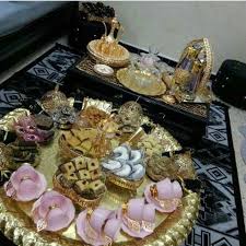 طريقة تزيين مائدة لمناسبتكم تزيين مائدة الخطوبة تزيين مائدة العيد لجميع المناسبات Red Home Decor Table Setting Decor Table Decorations