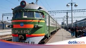 Namun ditengah aku memejamkan mataku, aku dikagetkan oleh sura seorang pramugari kereta yang menawarkan aku sebuah minum. Berapa Budget Yang Dibutuhkan Untuk Naik Kereta Trans Siberia