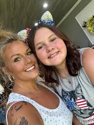 Angela Hammett's Instagram, Twitter & Facebook