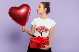 From the traditional to the modern, find the perfect gift for her with this. How To Choose Unique Valentine Gifts For Her Yayprint