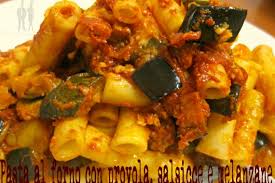 Questa versione in particolare è tratta dalla tradizione fare un buon risotto con la salsiccia non è assolutamente difficile, anzi, seguendo i nostri consigli verrà perfetto! Pasta Al Forno Con Salsicce E Melanzane Sciue Sciue