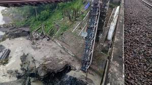 Berlokasi di jalan banjaratma, klampok kecamatan wanasari brebes. Jembatan Kereta Api Tonjong Brebes Ambruk Dihantam Banjir Regional Liputan6 Com