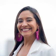 Lamentablemente, es Sara Rodas la funcionaria hoy investigada por una  decisión del propio Alejandro Eder sobre la educación contratada, una  política que está acabando con la educación pública en Cali. La norma