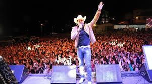 Resultado de imagem para fotos de shows do padre sertanejo