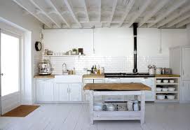 La puerta de entrada también la hemos pintado de blanco para que combine a la. Como Decorar Una Cocina Blanca En Casaytextil En 2020 Cocinas De Estilo Rustico Decoracion De Cocina Cocina Blanca Y Madera