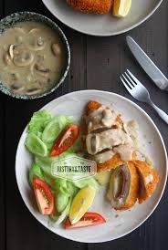 Belah dada ayam jd bentuk melebar, jangan putus, bumbui dengan air jeruk nipis, garam, lada putih bubuk, dan kecap asin, diamkan selama 15 menit. Resep Chicken Cordon Bleu Dengan Saus Jamur Chicken Cordon Bleu Resep Ayam Memasak