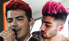 Fast forward a decade or so and zayn knew exactly how to nail those boyband. Zayn Malik And Joe Jonas Are In Sync Once Again After Dying Their Hair Pink Daily Mail Online