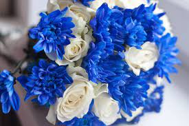 Свадебный букет из белых роз и синих хризантем