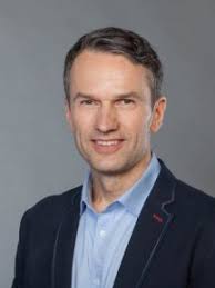Postavy z tradičního pořadu tamtam, moderátoři míša maurerová a marek němec a animované figurky kačka s vendou, svými zážitky prezentují hru i možnosti, kam vyrazit na výlet s čt :d. Dobre Rano Ceska Televize