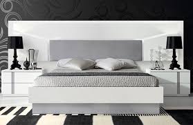 Base para cama eter queen tiene un estilo minimalista y su color gris cálido, hará la armonía perfecta en tu habitación. Decorar Dormitorios En Blanco Y Gris