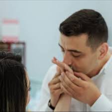 Cum se pregătește Măciuca din Vâlcea de „Nunta anului”. Liderul AUR George  Simion și aleasa Ilinca mizează pe specificul local