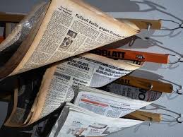 Seiring dengan pertumbuhannya seperti kebanyakan surat kabar yang lain harian kompas saat ini dibagi menjadi tiga bagian section yaitu bagian depan yang memuat berita nasional dan internasional bagian berita bisnis dan keuangan bagian berita. Ciri Ciri Dan Perbedaan Iklan Baris Dengan Iklan Kolom Materi Kelas 5 Tema 9 Subtema 3 Semua Halaman Bobo