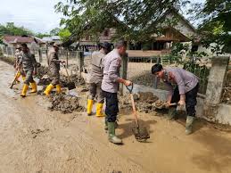 Media haba RAKYATPersonel Polres Pidie Bergerak, Bersihkan Jalan  Beureunun-Tiro Yang Tertutup Lumpur Pasca Banjir